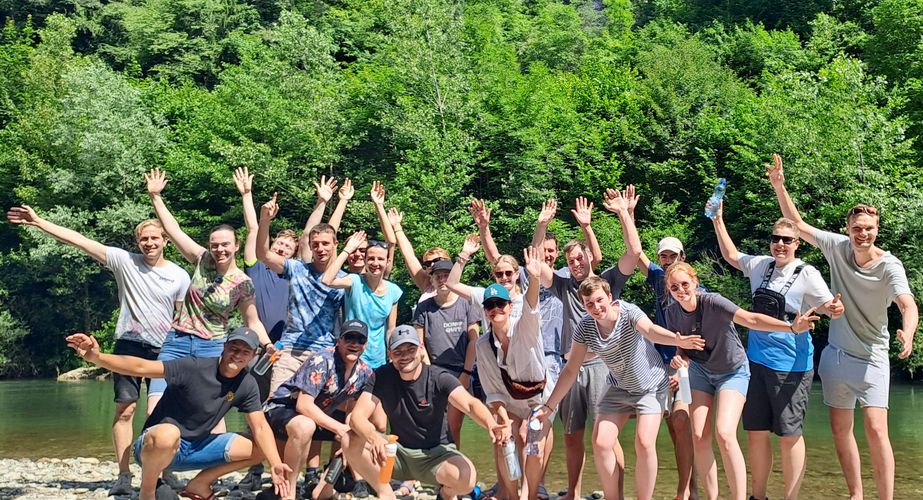 Groepsfoto bij het water Groepsfoto bij het water